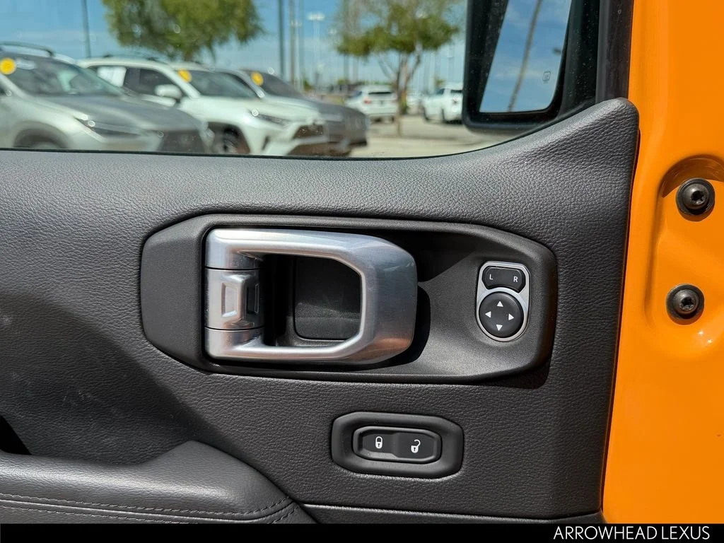 Used 2021  Jeep Unlimited Sahara Altitude image 19