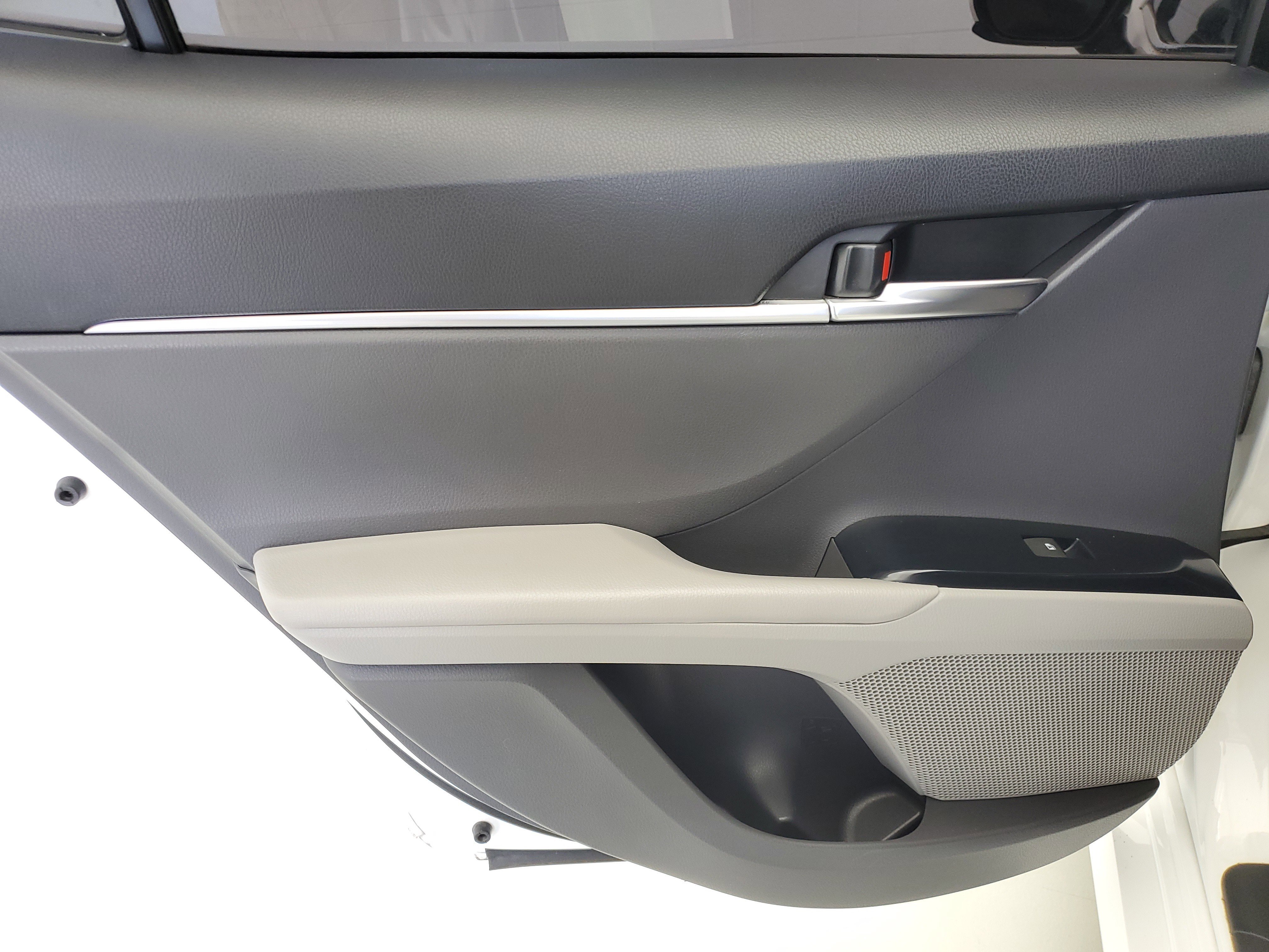 Used 2018 Super White Toyota LE image 14