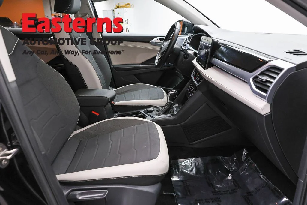 Used 2025 Black Volkswagen 1.5T SE image 23