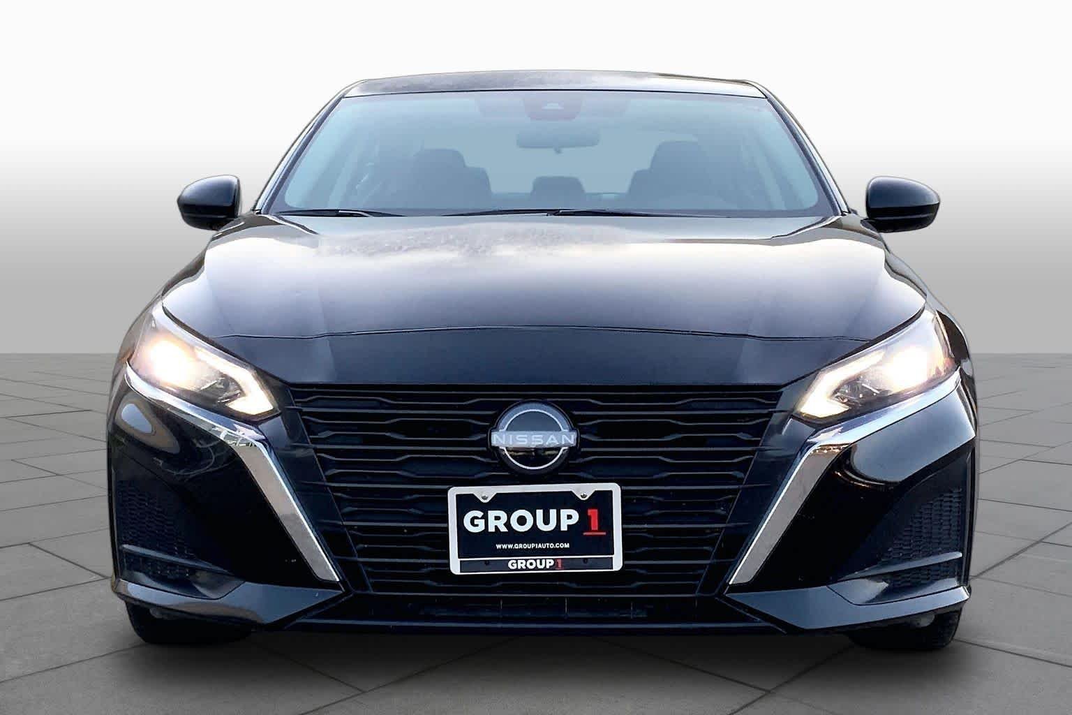 Used 2025 Super Black Nissan SV image 3
