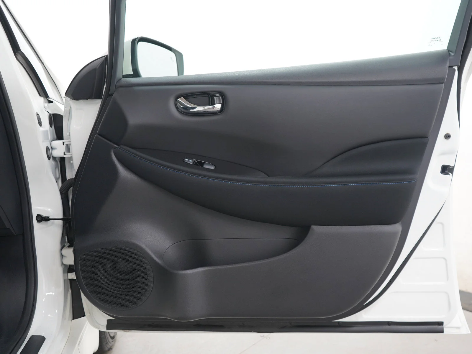 Used 2022 Pearl White Nissan SV Plus image 9