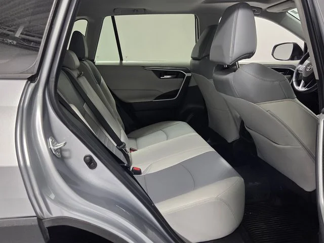 Used 2021 Silver Toyota XLE Premium image 16