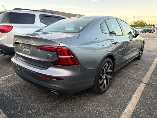 Used 2020 Pebble Gray Metallic Volvo T6 Momentum image 5