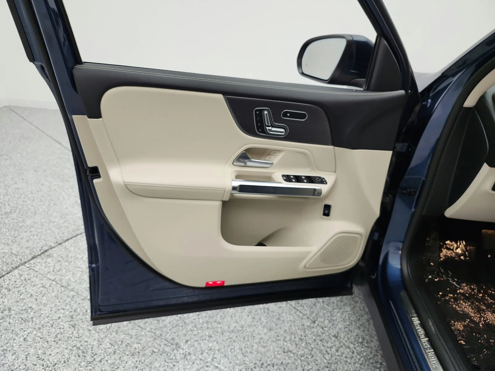 Used 2022 Denim Blue Metallic Mercedes-Benz GLB 250 SUV image 14