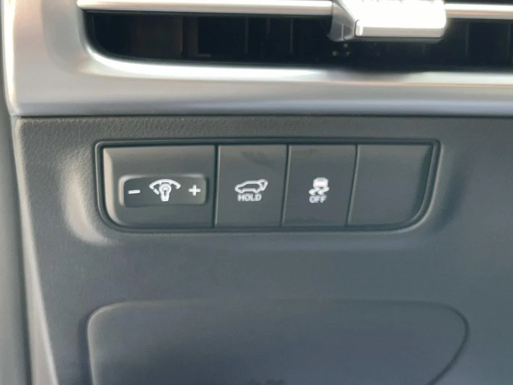 New 2025 White Hyundai SEL image 19