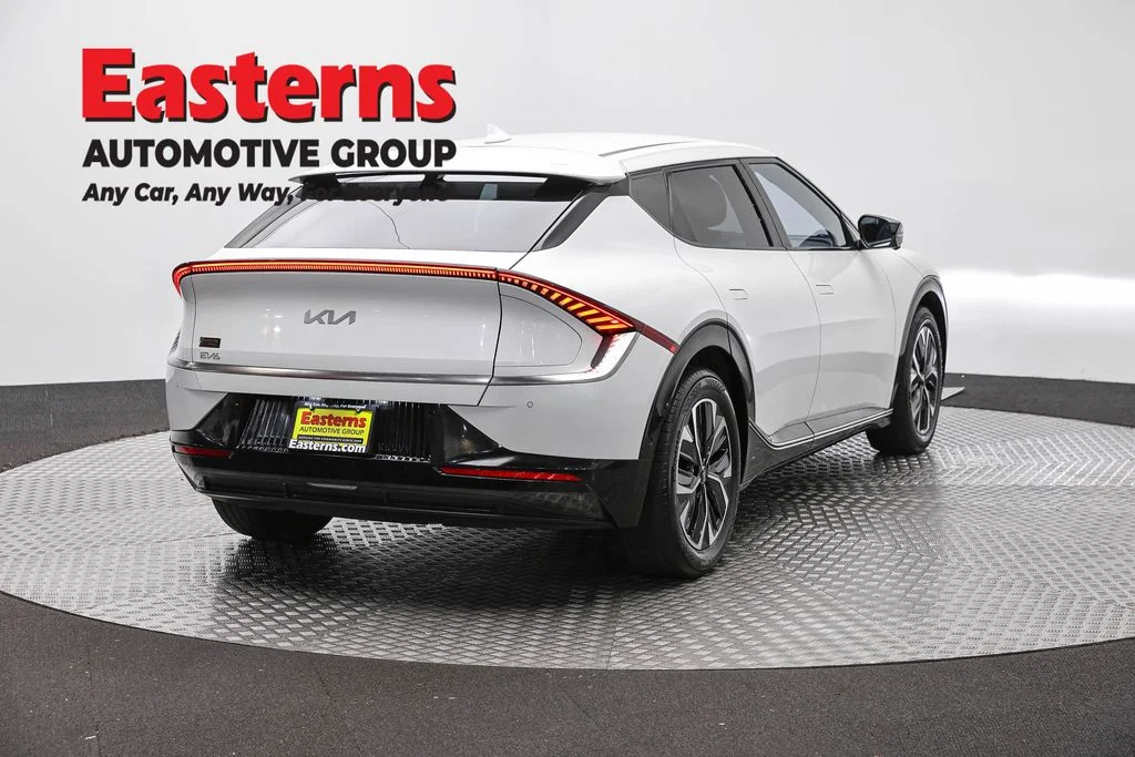 Used 2024 White Kia Wind image 5