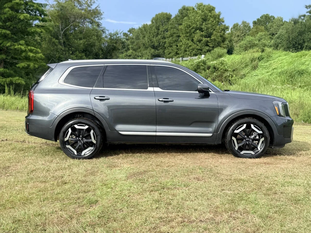 Used 2023 Gray Kia S 4dr SUV image 6