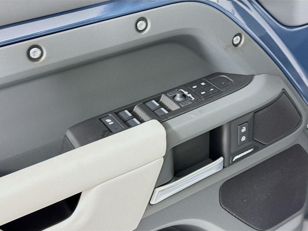 Used 2026 Tasman Blue Metallic Land Rover S image 23