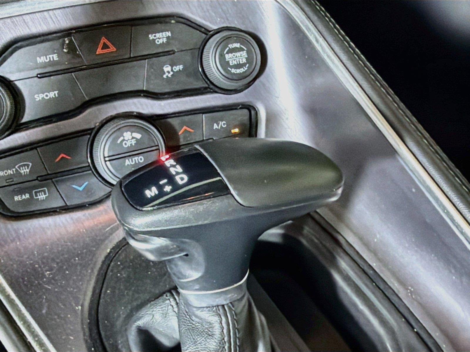 Used 2018 Pitch Black Clearcoat Dodge SXT image 16