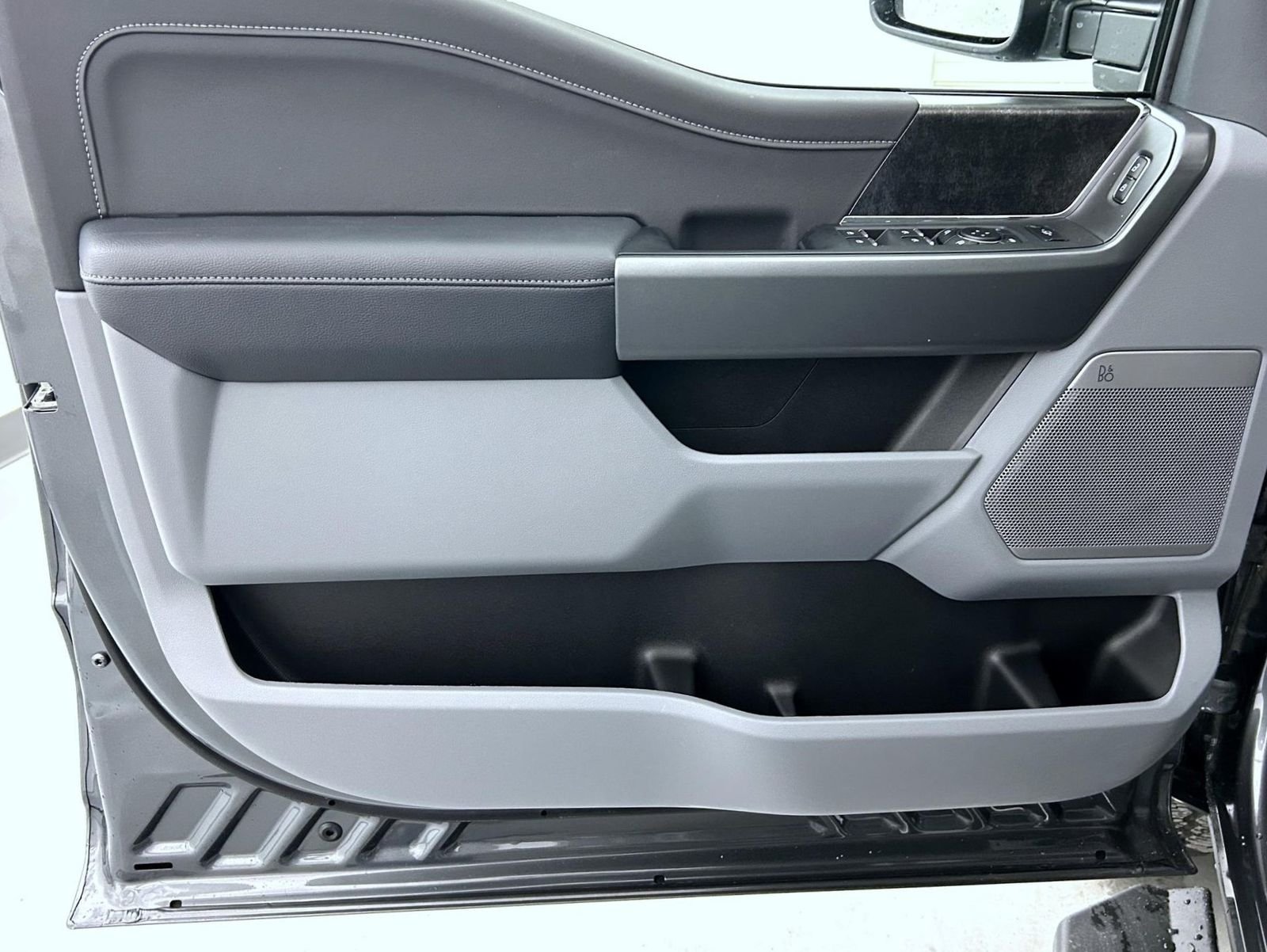 New 2026 Carbonized Gray Metallic Ford XLT image 9