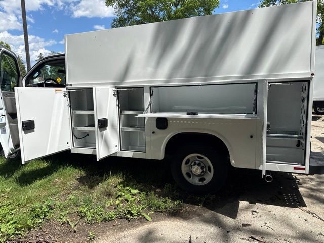 New 2025 Summit White Chevrolet 1WT image 17