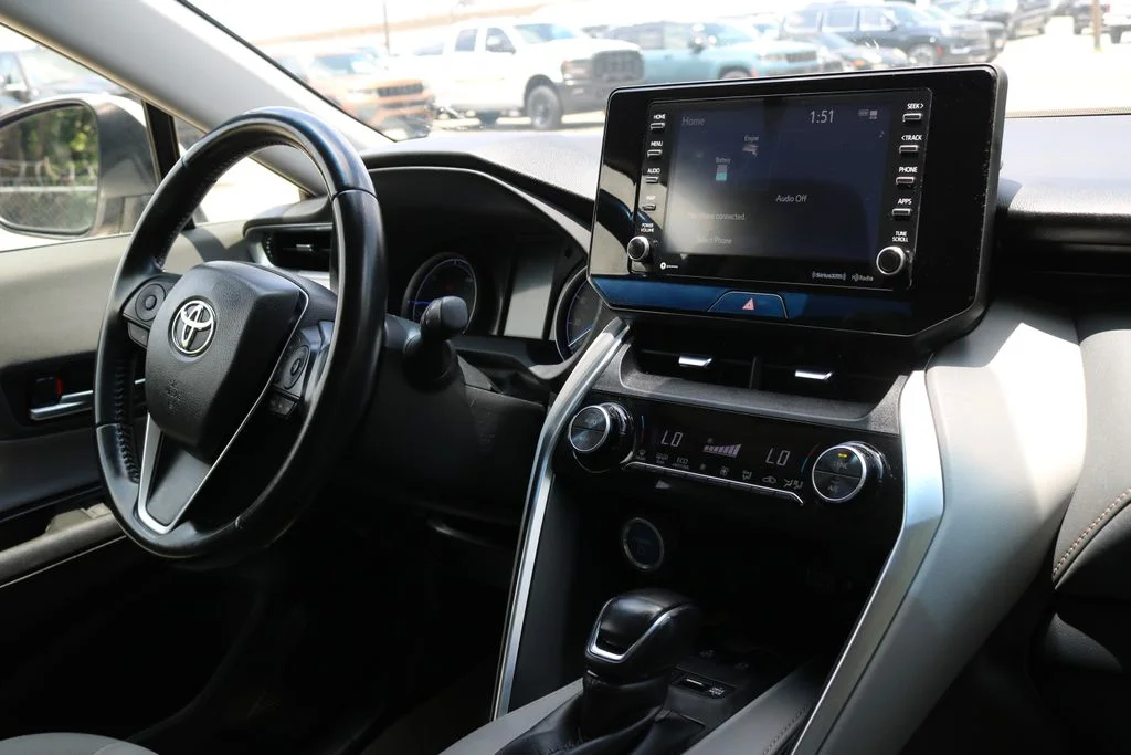 Used 2021 White Toyota LE image 19