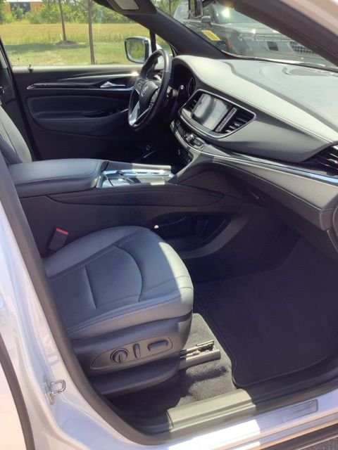 Used 2023 Summit White Buick Essence image 25