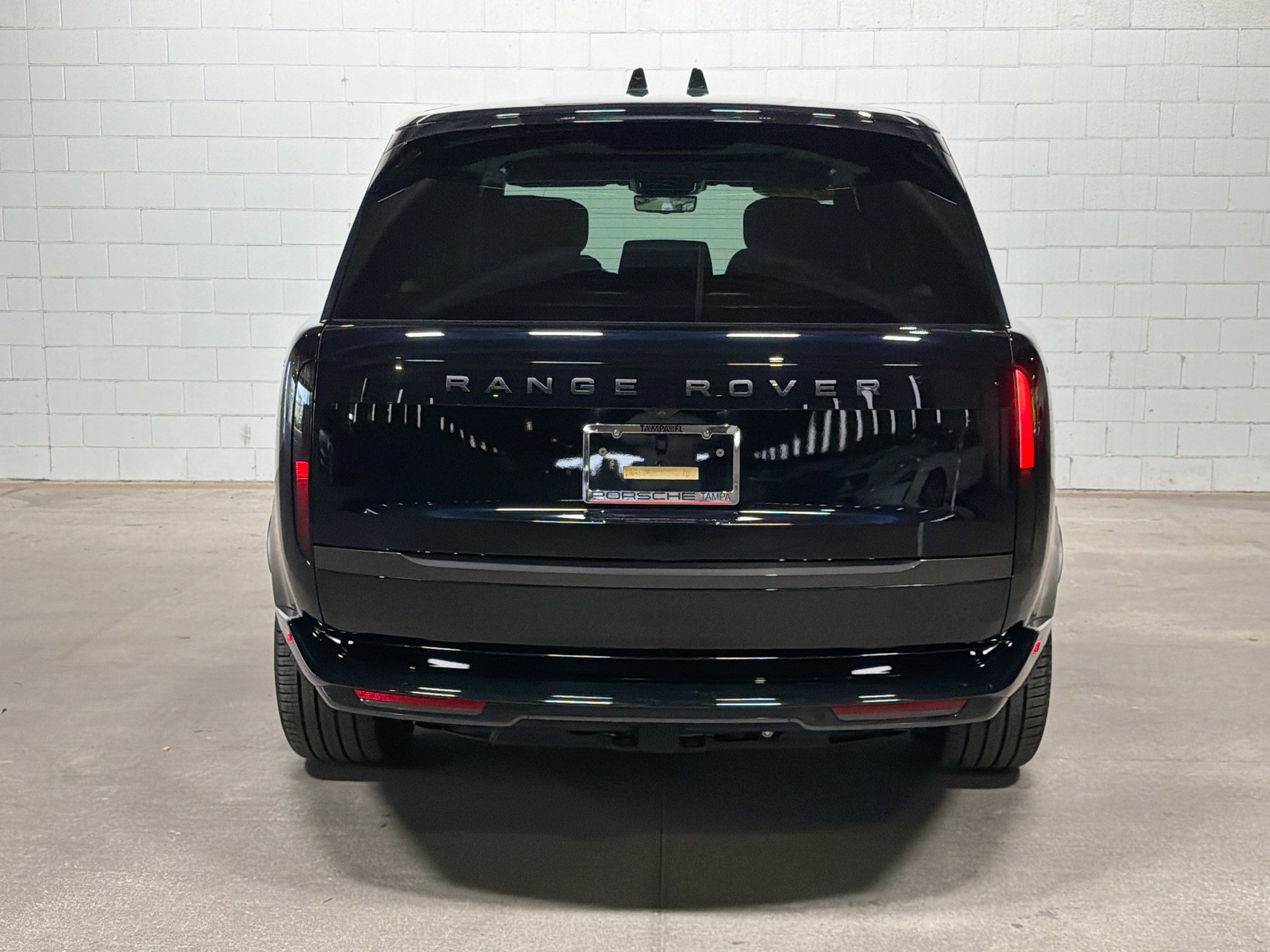 Used 2024 Ligurian Black SV Bespoke Ultra Metallic Sat Land Rover Autobiography image 8