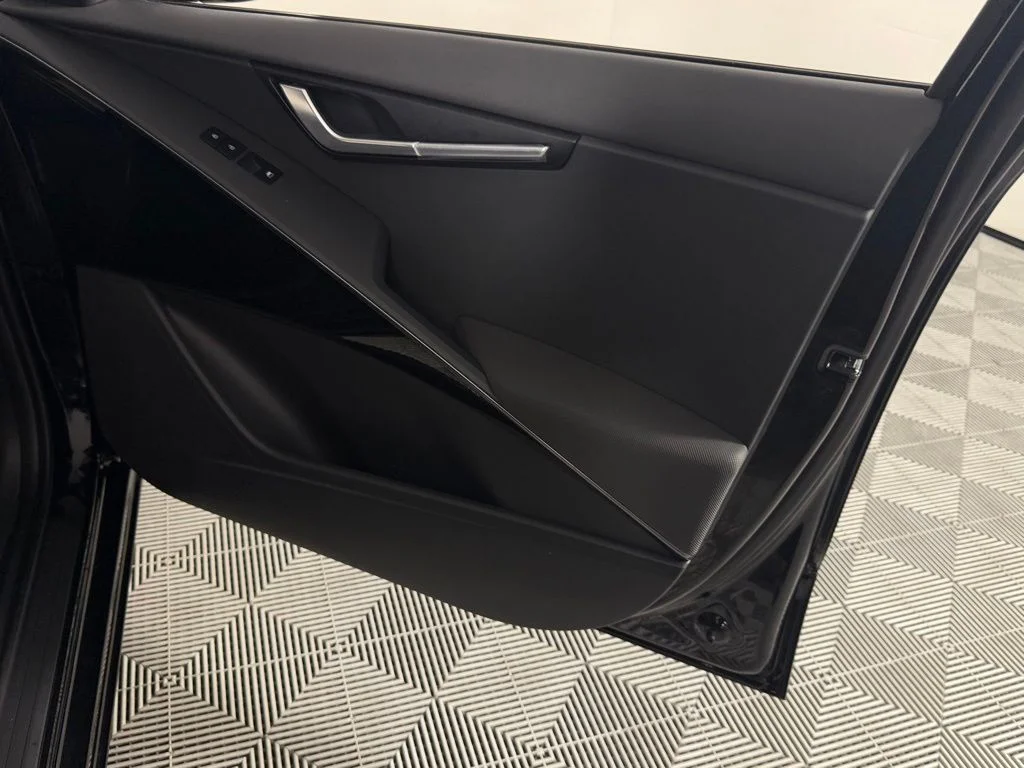 Used 2025 Black Kia Wind image 31