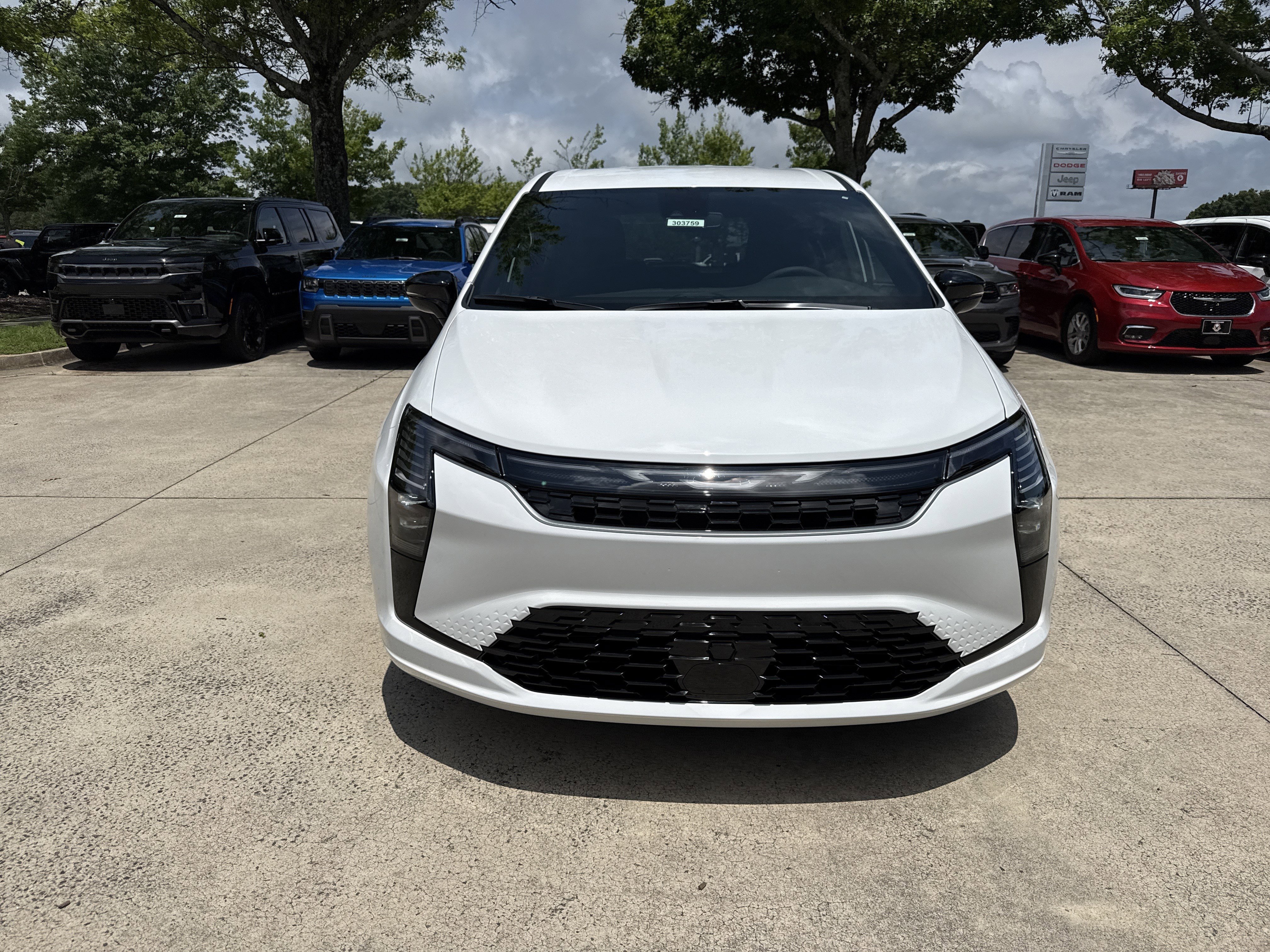 New 2027 Bright White Clear-Coat Exterior Paint Chrysler Select image 2
