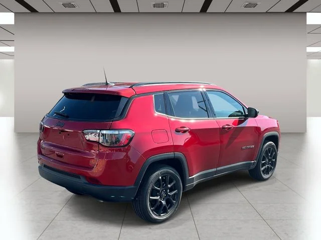 New 2026 Red Hot Pearl-Coat Exterior Paint Jeep Latitude image 3