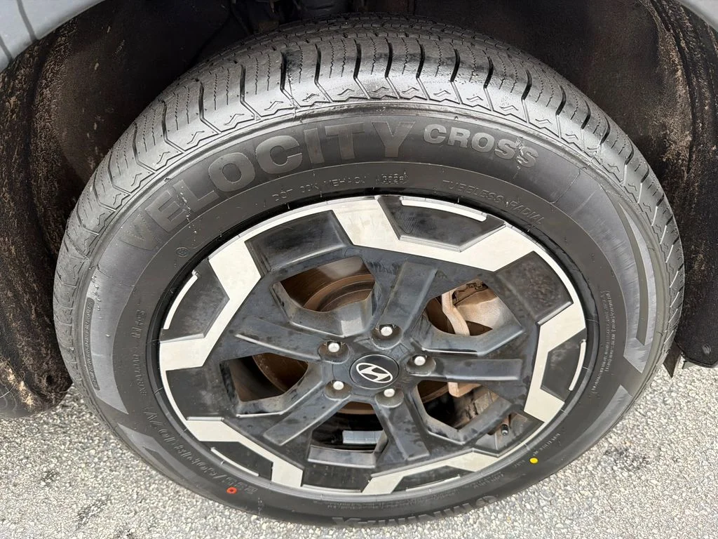 Used 2025 Black Hyundai SE image 12