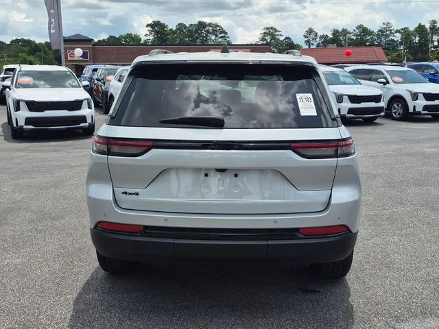 Used 2025 Silver Jeep Altitude image 3