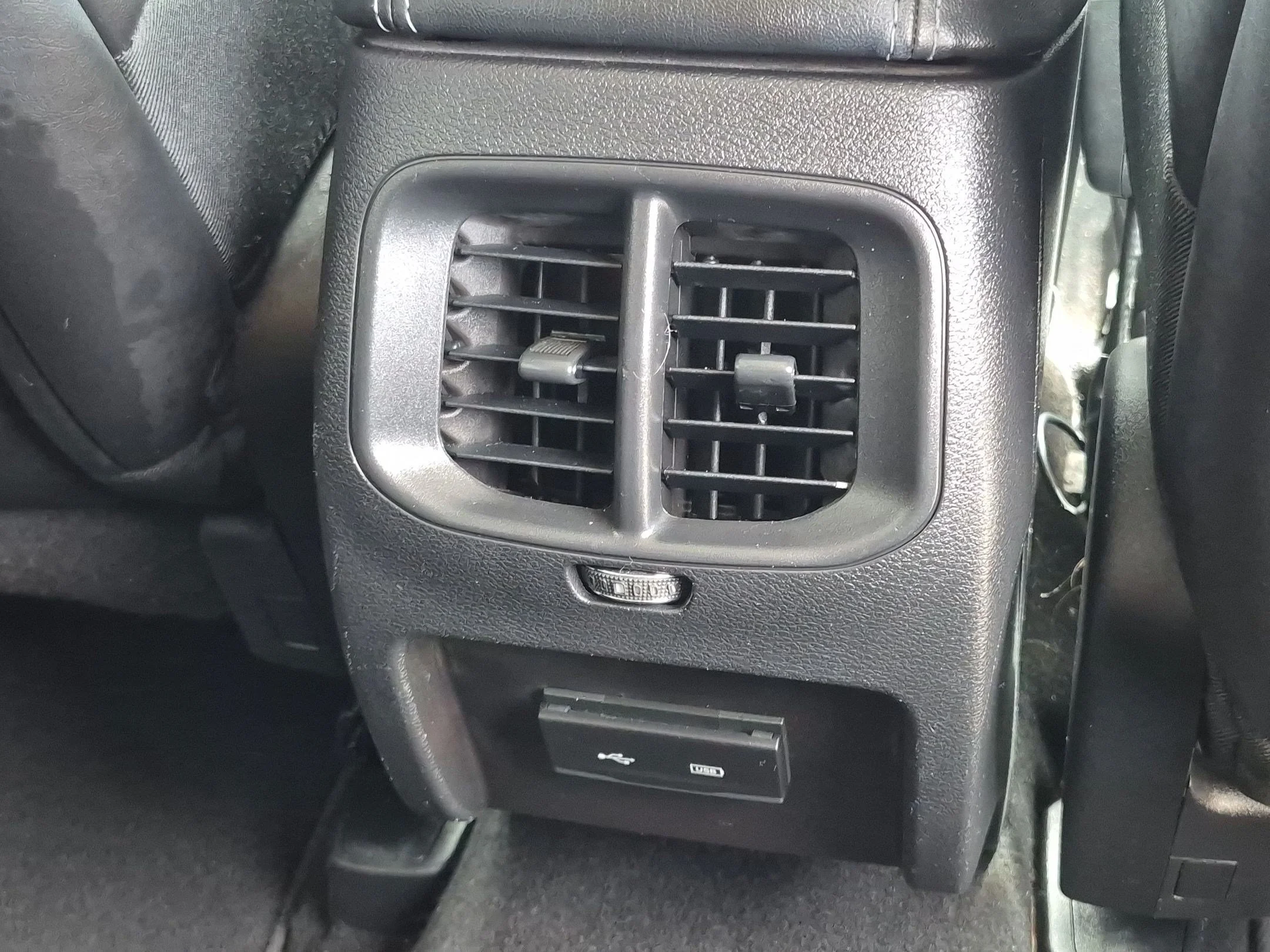 Used 2019 Bright White Clearcoat Jeep Latitude Plus image 27