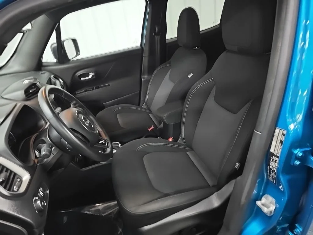 Used 2021 Bikini Metallic Clearcoat Jeep Latitude image 30