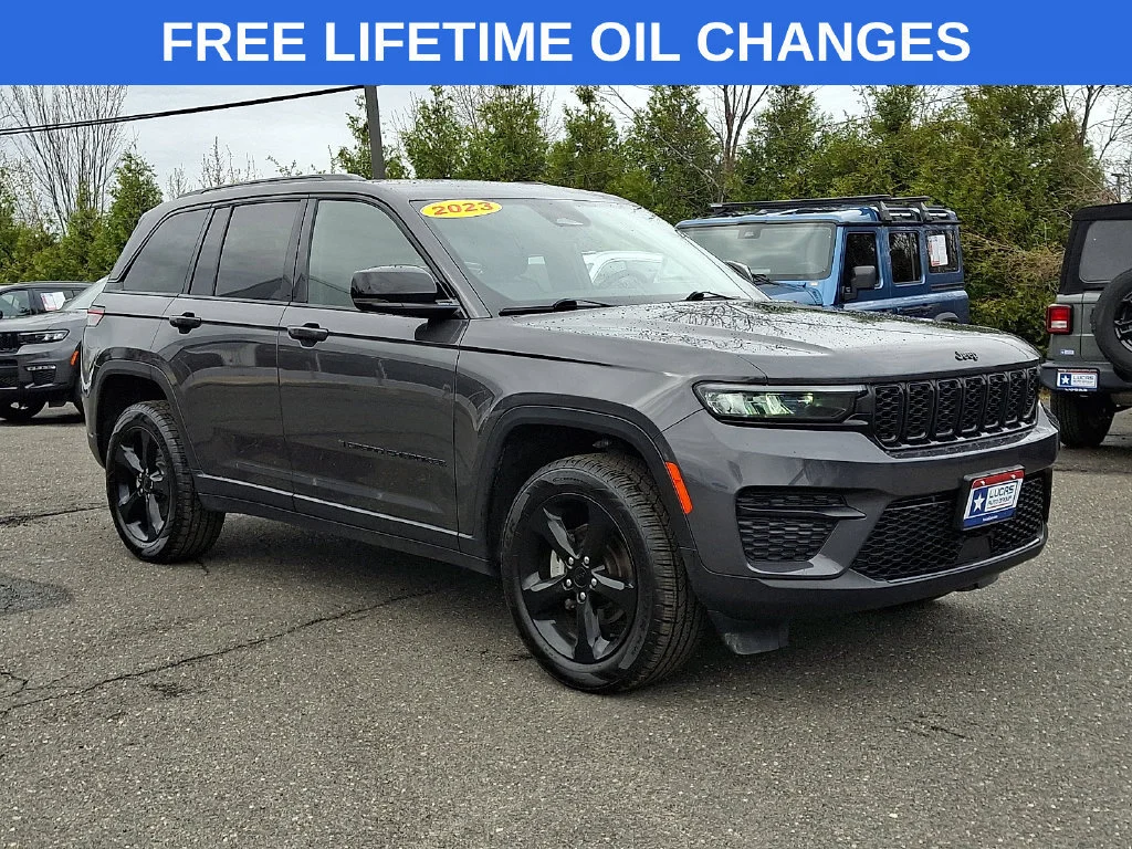 Used 2023 Baltic Gray Metallic Clearcoat Jeep Altitude image 1