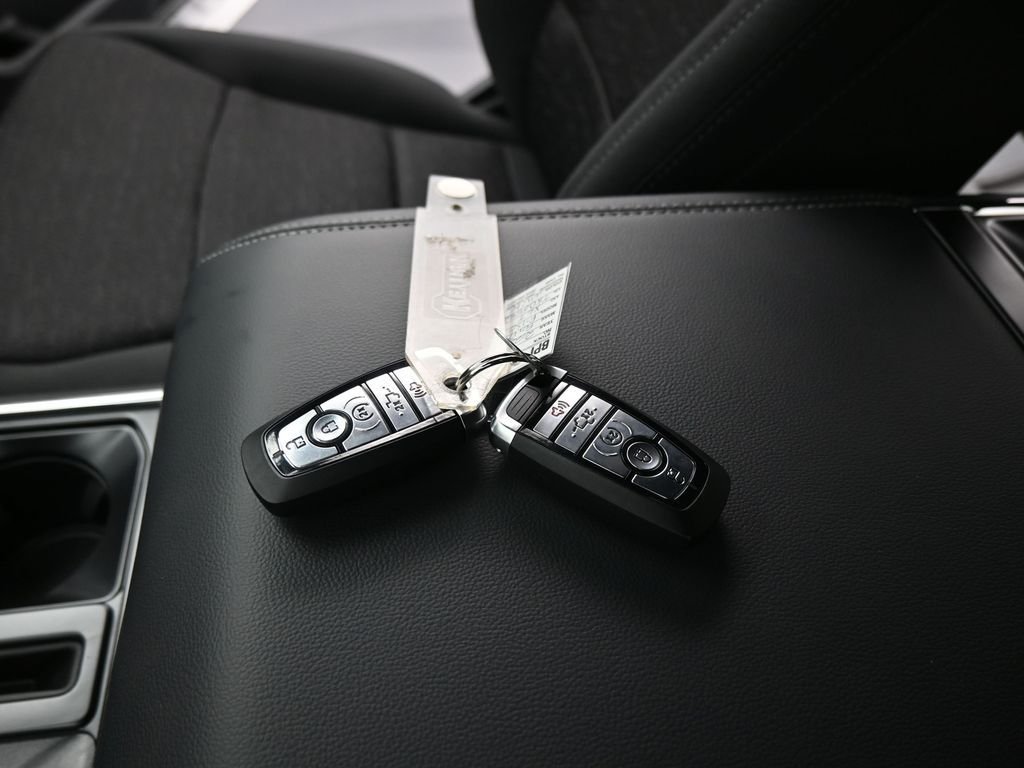 New 2026 Oxford White Ford XLT image 17