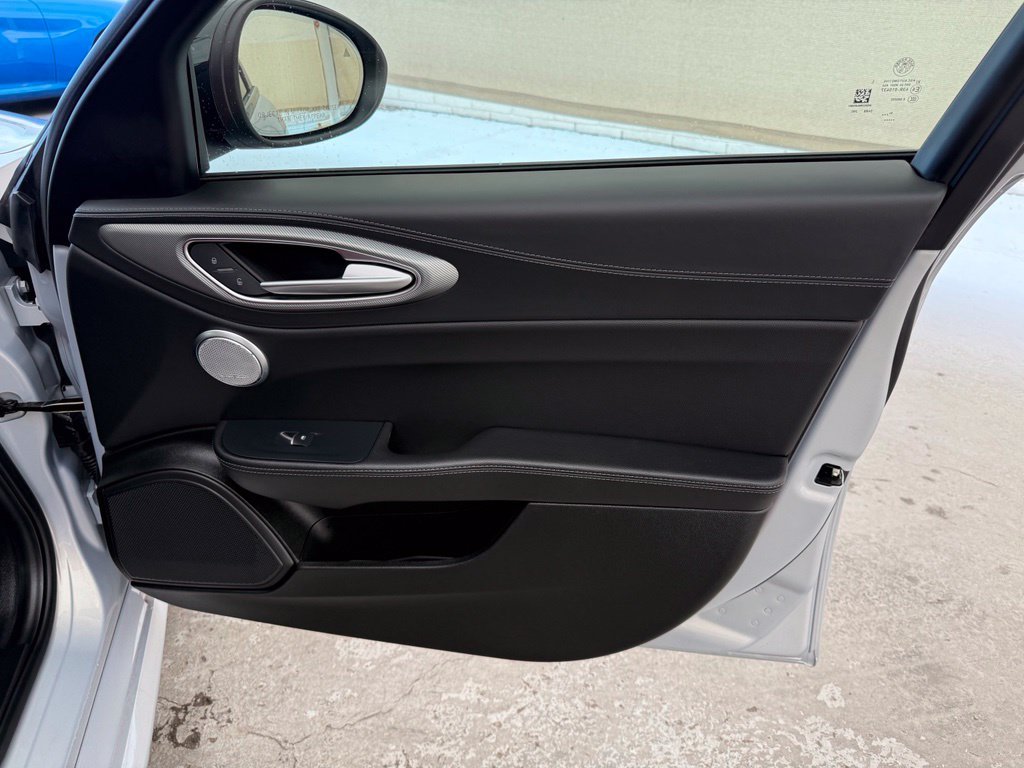 New 2026 Moonlight Gray Metallic Exterior Paint Alfa Romeo Base image 13