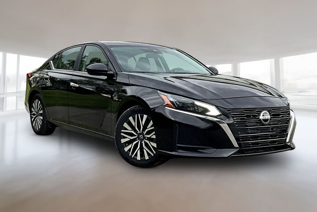 Used 2024 Super Black Clearcoat Nissan 2.5 SV image 3
