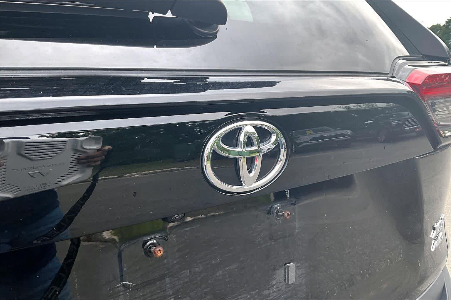 Used 2025 Midnight Black Metallic Toyota XLE image 31