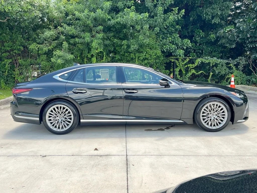 Certified Used 2024 GRAPHITE BLACK GF. Lexus 500 Base image 8