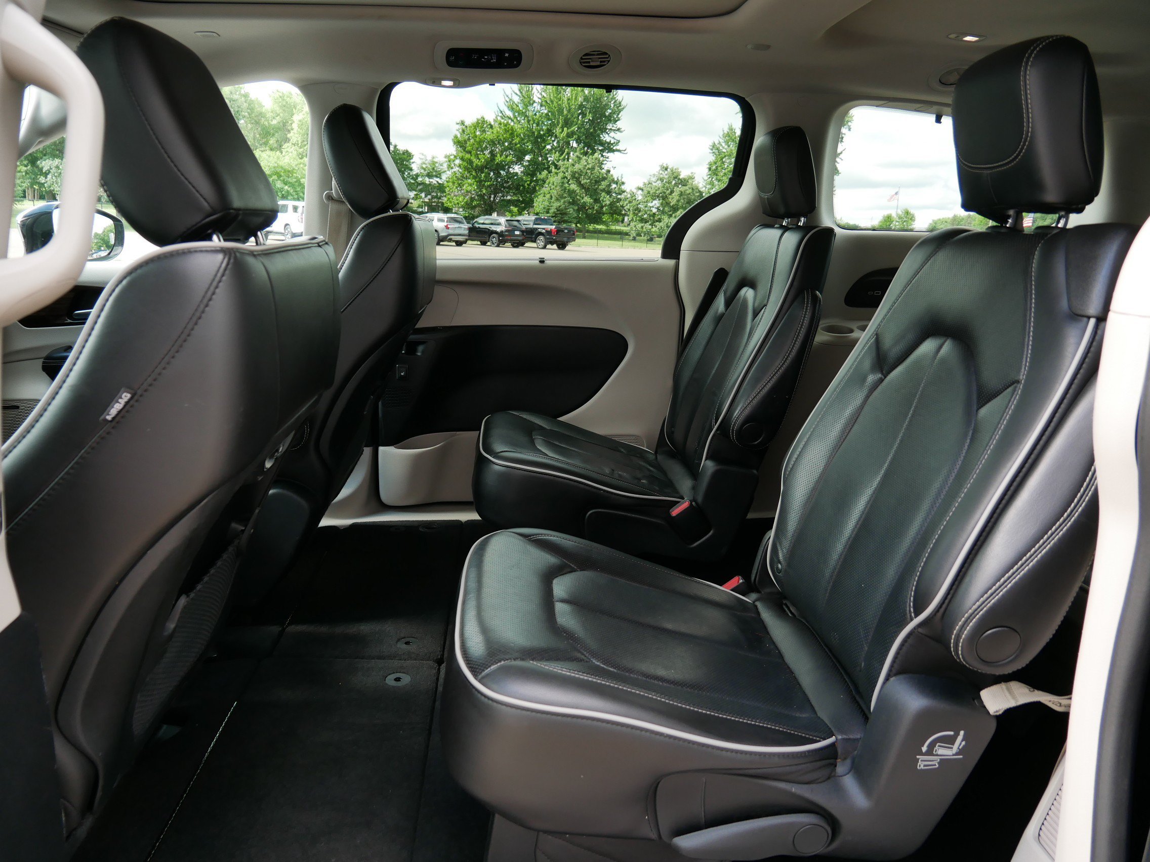 Used 2022 Brilliant Black Crystal Pearlcoat Chrysler Limited image 11