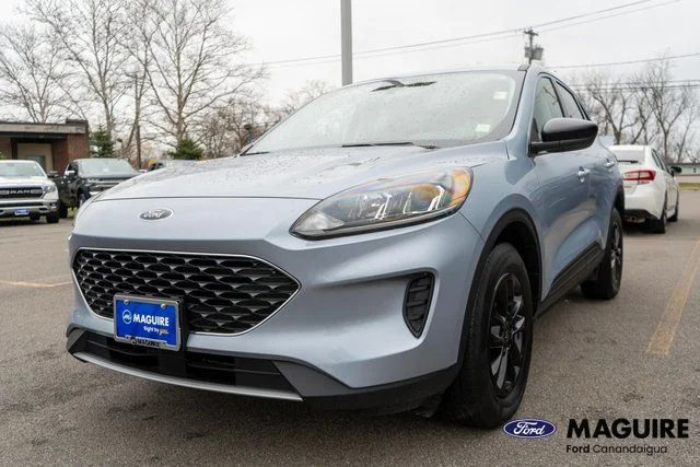 Used 2022 Blue Ford SE image 2