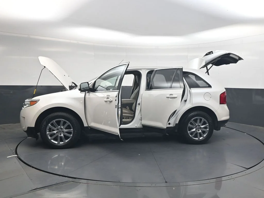 Used 2011 White Platinum Clearcoat Metallic Ford Limited image 46