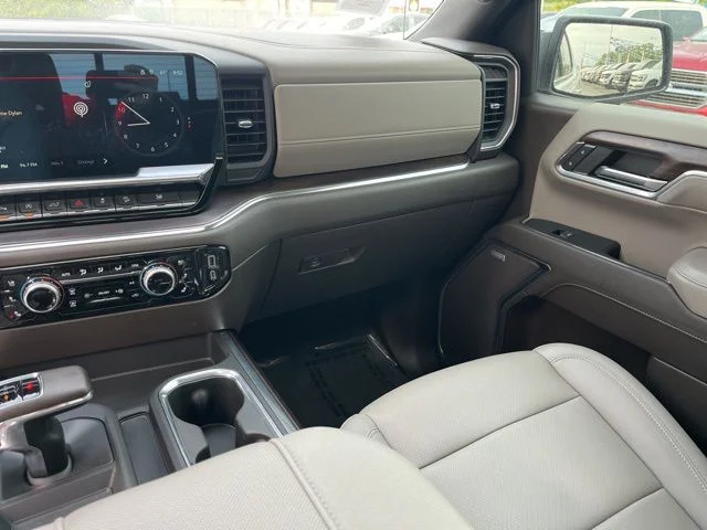 Used 2024 White GMC SLT image 17