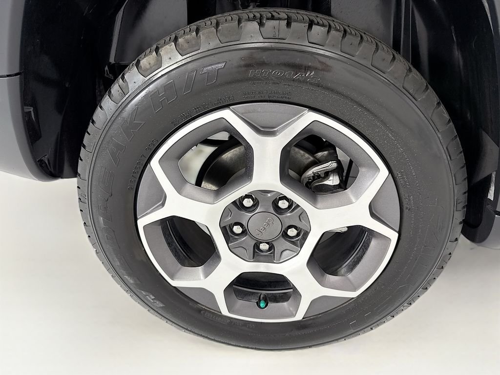 Used 2022 Diamond Black Jeep Trailhawk image 32