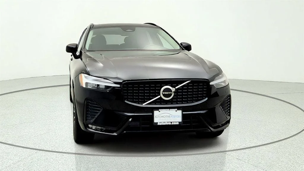 Used 2024 Onyx Black Metallic Volvo B5 AWD Core Dark Theme w/ Climate Package & 19