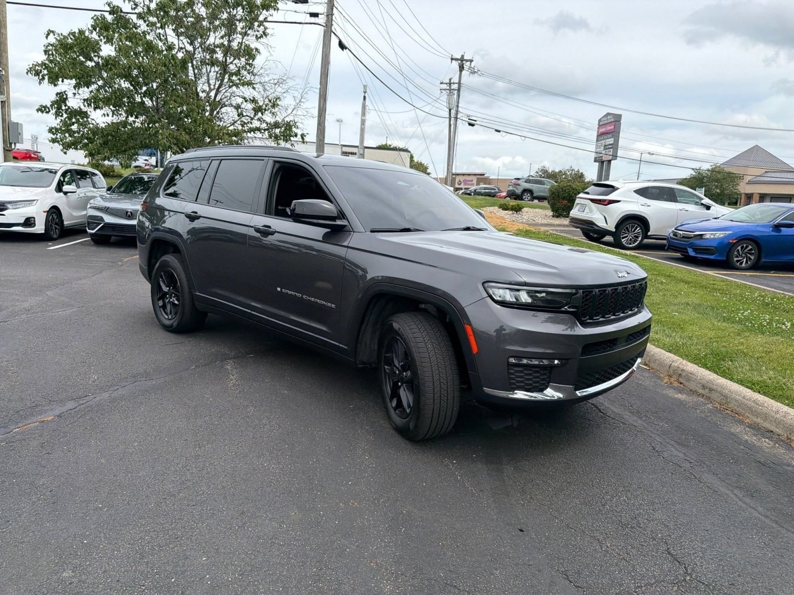 Used 2023 Baltic Gray Metallic Clearcoat Jeep Laredo image 17