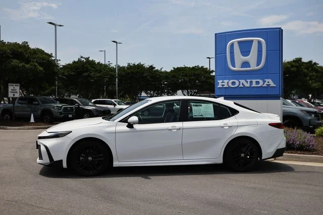 Used 2025 Ice Cap Toyota SE image 4