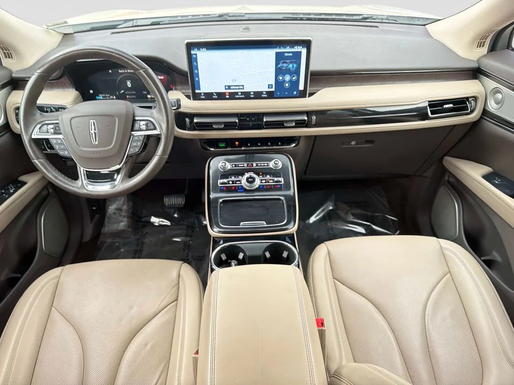 Used 2022 White Lincoln Reserve image 16