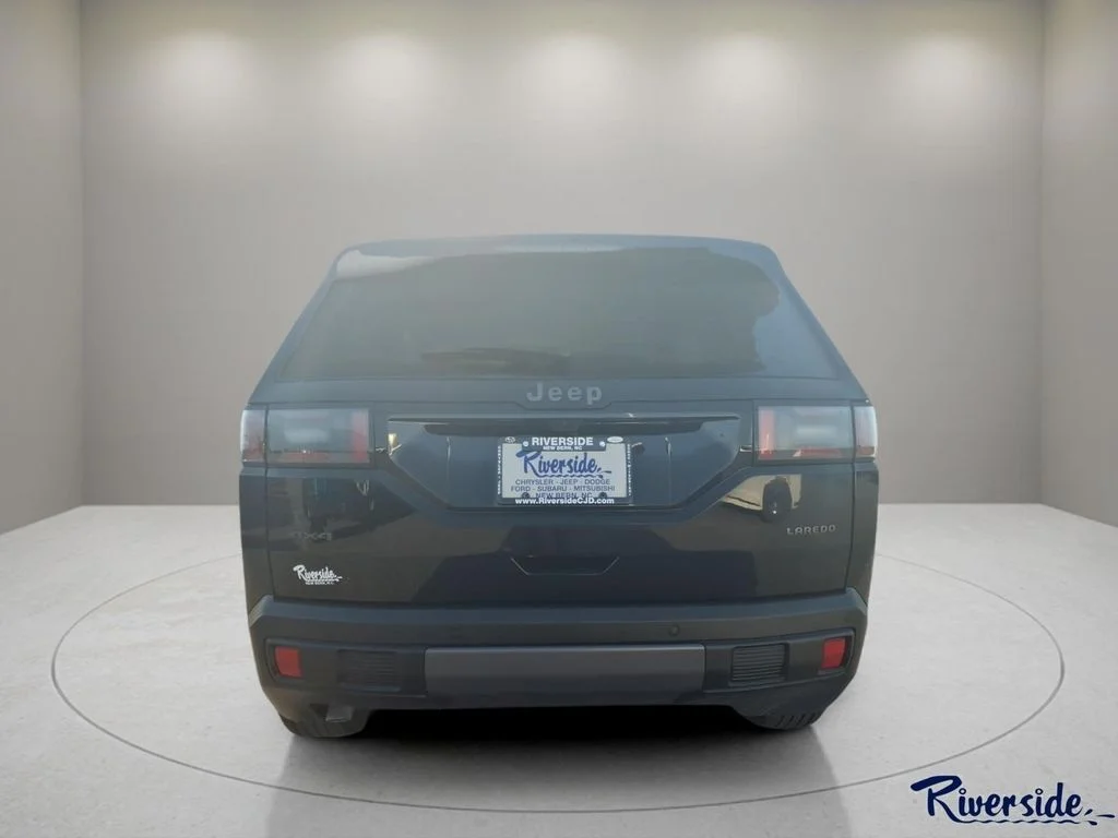 New 2026 Diamond Black Crystal Pearlcoat Jeep Laredo image 2