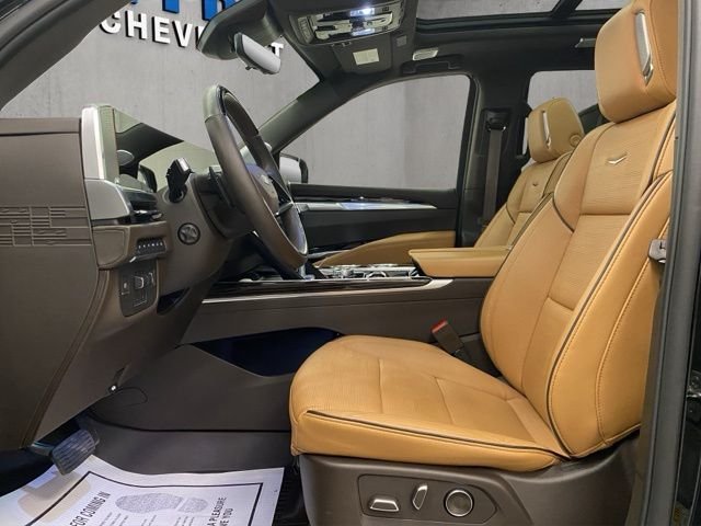 Used 2025  Cadillac Premium Luxury image 15