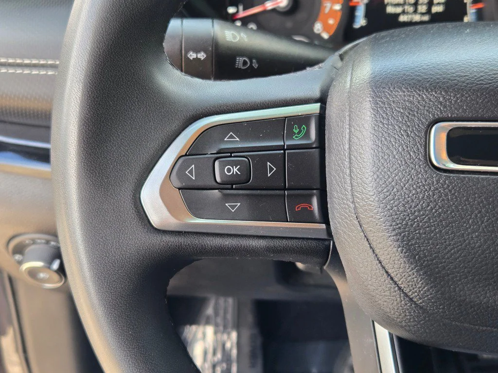 Used 2024 Gray Jeep Latitude 4x4 image 29