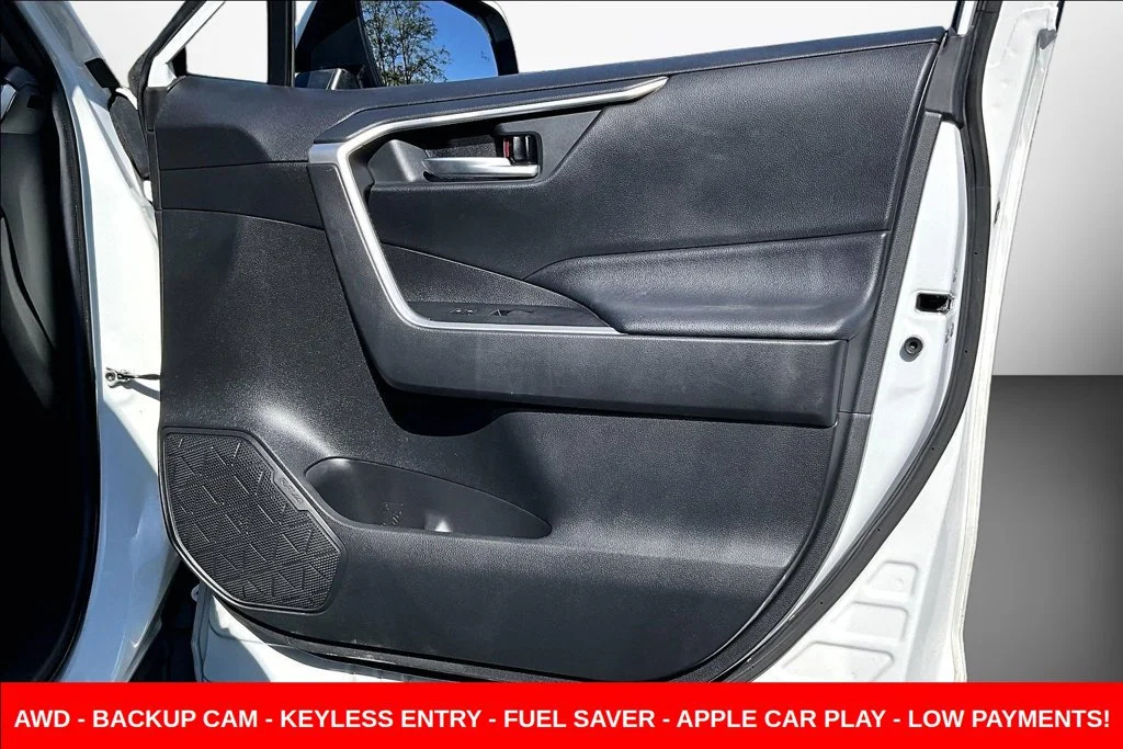 Used 2020 White Toyota XLE image 32