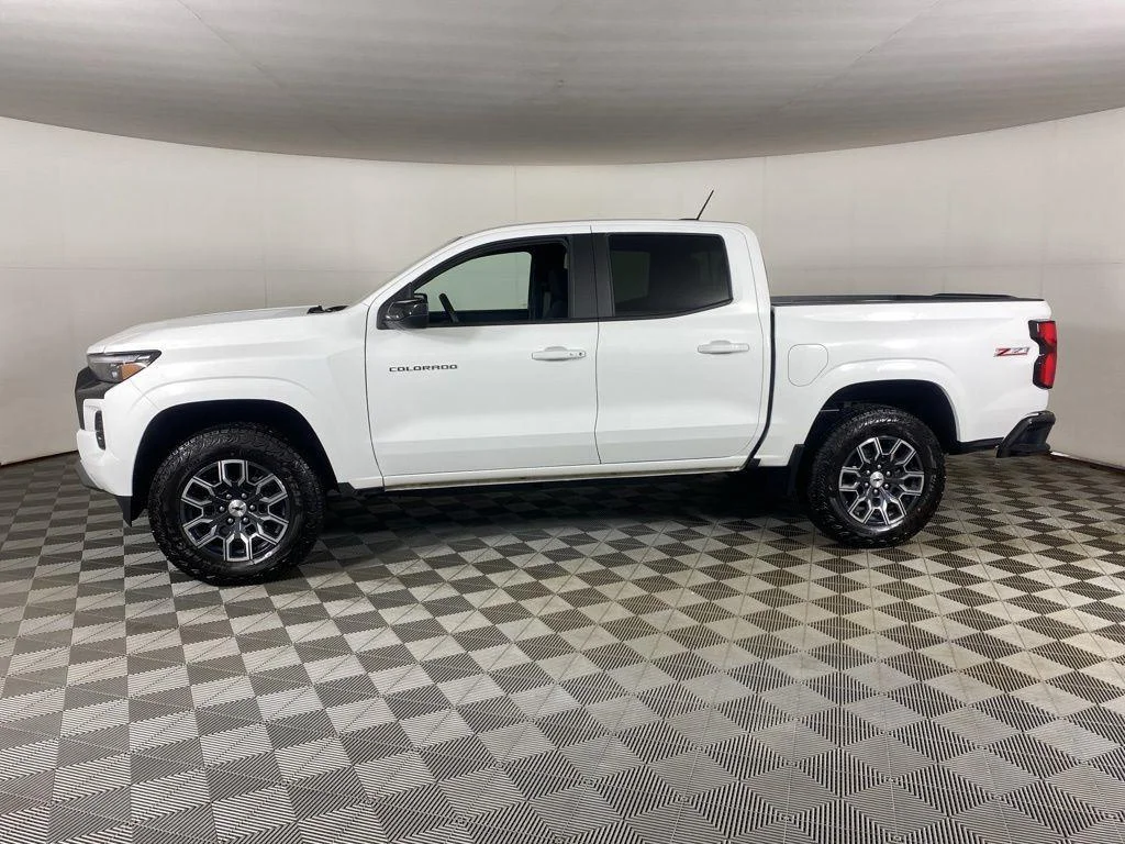 New 2026 Summit White Chevrolet Z71 image 4
