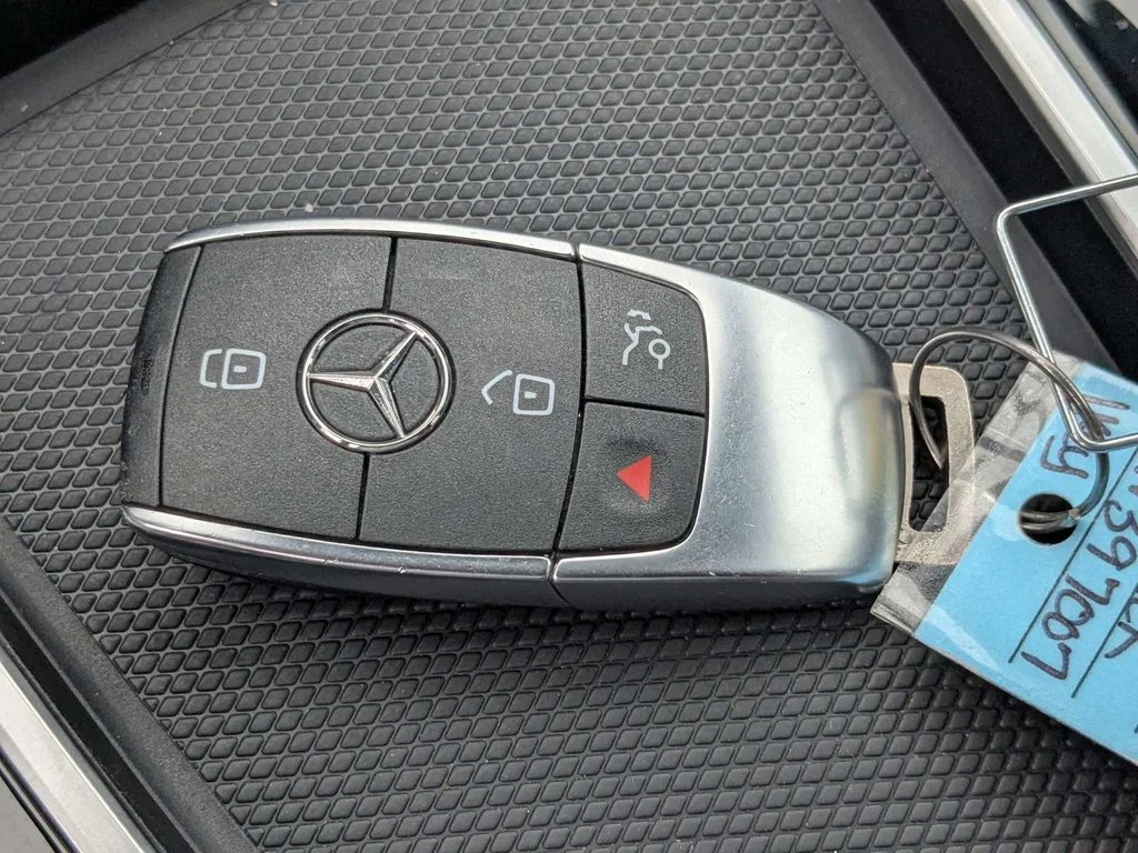 Used 2025 Black Mercedes-Benz GLB 250 image 30