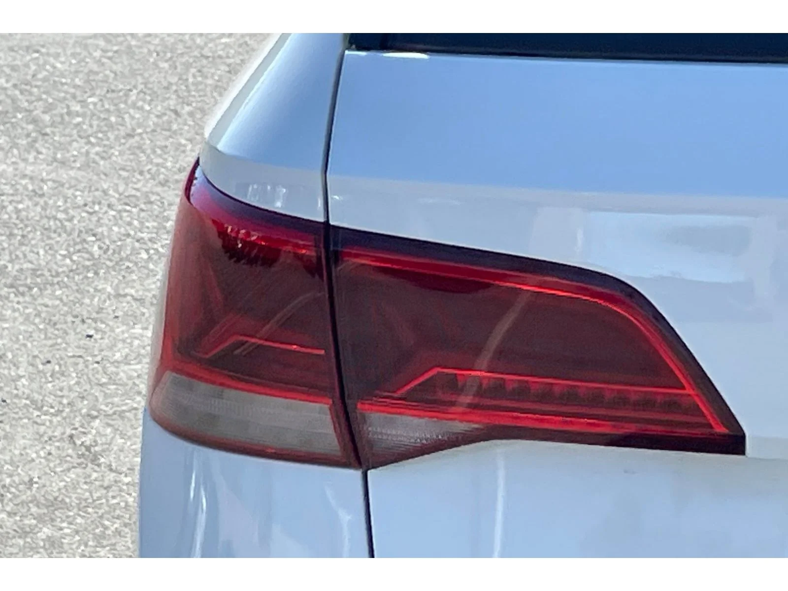 Used 2023 Pure White Volkswagen SE image 42