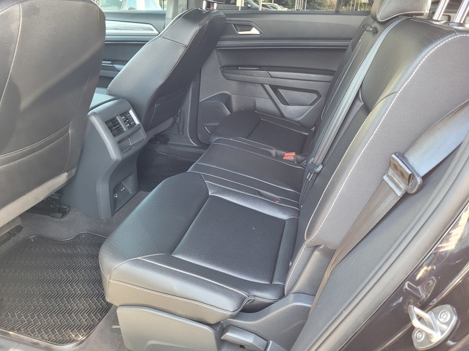 Used 2020 Black Volkswagen 3.6L V6 SE w/Technology image 22