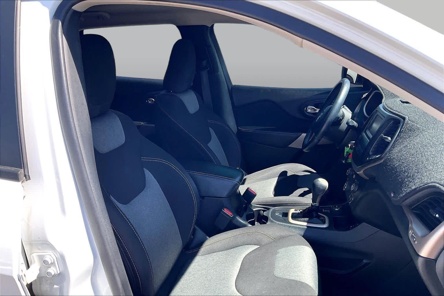 Used 2017 Bright White Clearcoat Jeep Altitude image 9