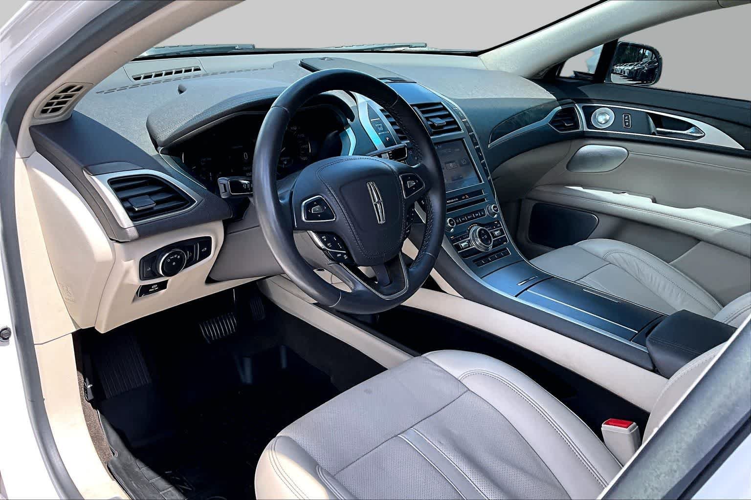 Used 2020 White Platinum Metallic Tri-Coat Lincoln Reserve image 18